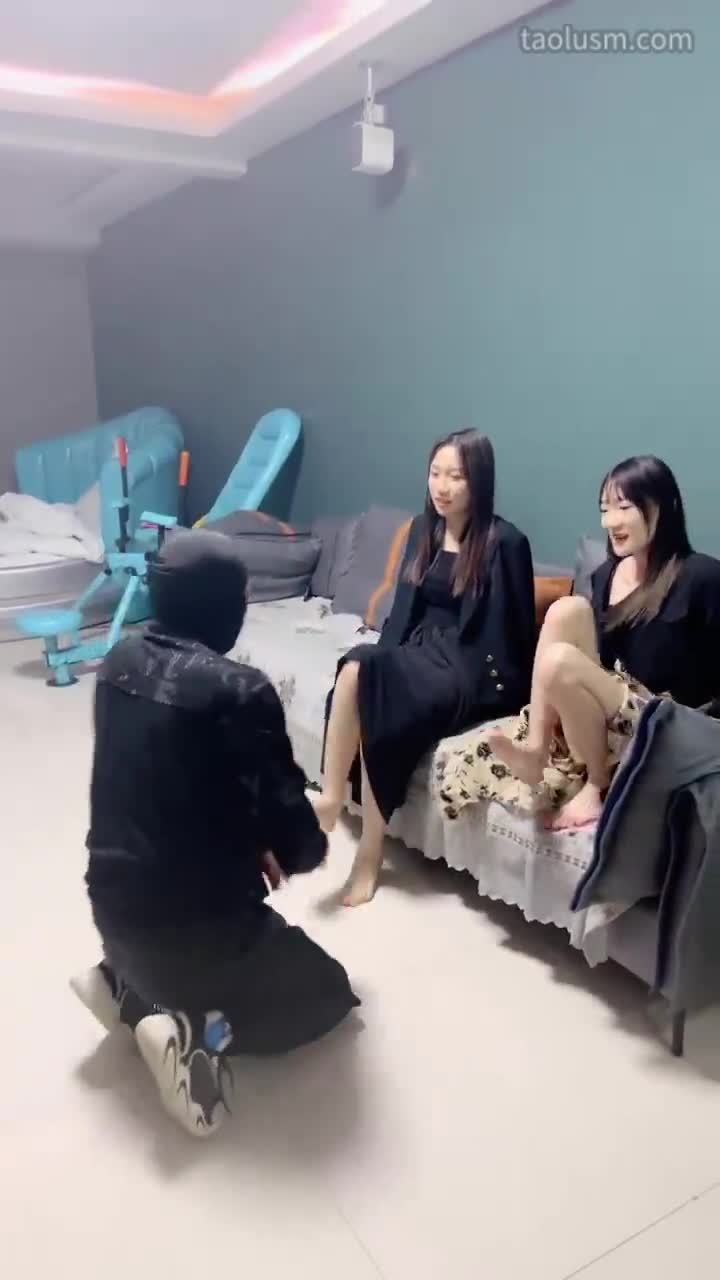 #精神小妹 #女主天地 #直播回放素人S暴力踢踹-灌圣水