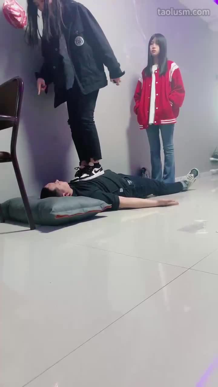 #精神小妹 #女主天地 #直播回放6S素人学生-全体重踩踏-运动鞋+棉袜