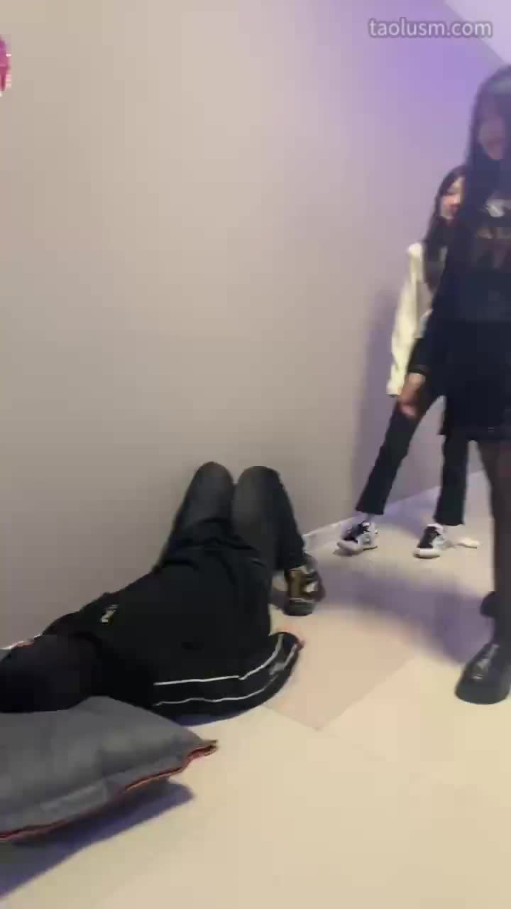 #精神小妹 #女主天地 #直播回放6S精神小妹超狠-踩脸跳踩
