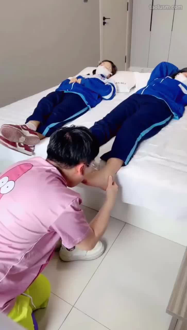 裸足踩踏