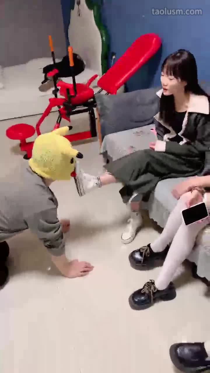 #精神小妹 #女主天地 #直播回放精彩-3S-花臂素人首调-踩踏骑马转胯闻袜舔脏鞋底，耳光，全体重踩狗，强制闻臭袜脚，骑马转胯