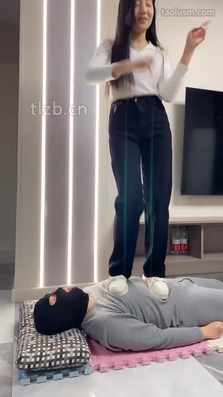 #精神小妹 #女主天地 #直播回放双S-艺校舞蹈生练习踩踏
