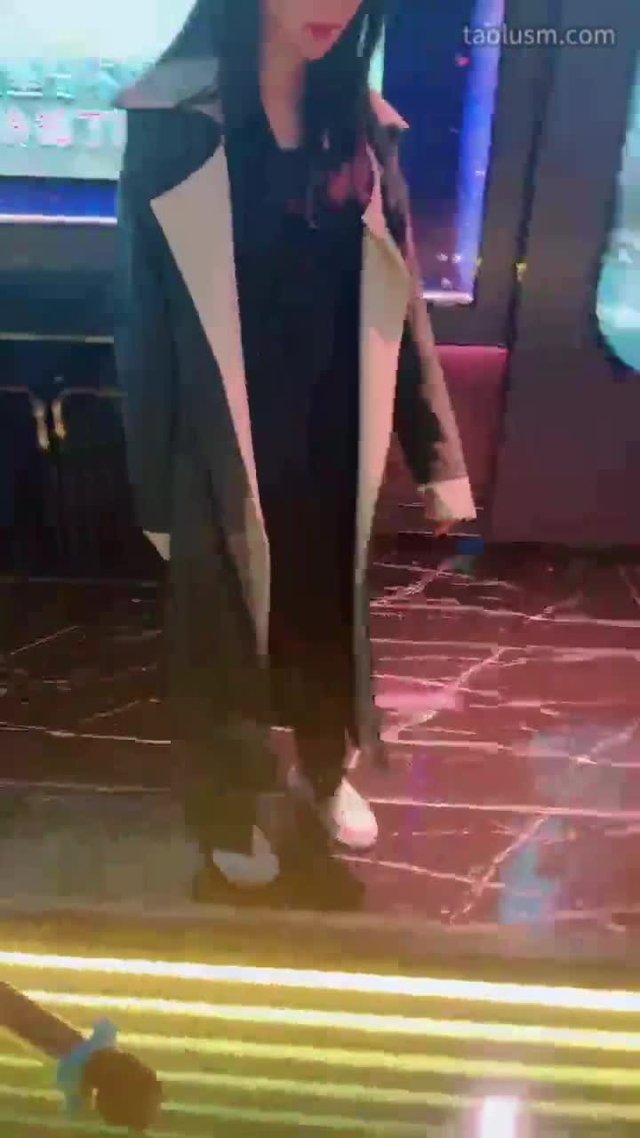舔鞋逗狗