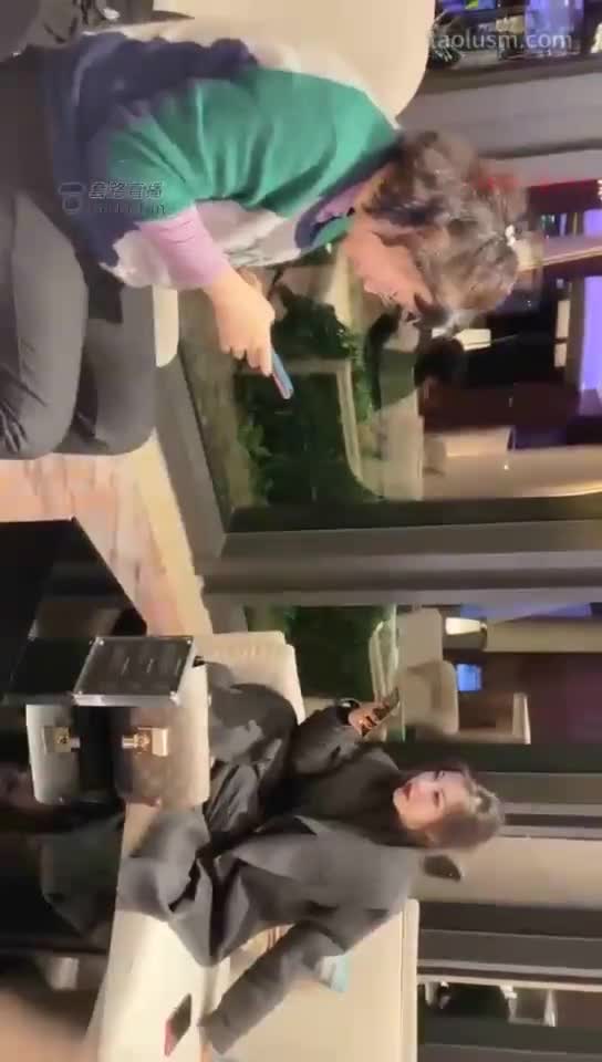 #歌迪丝 #套路直播 #玩物社交脚太凉了，三婶张嘴吧，女奴暖脚