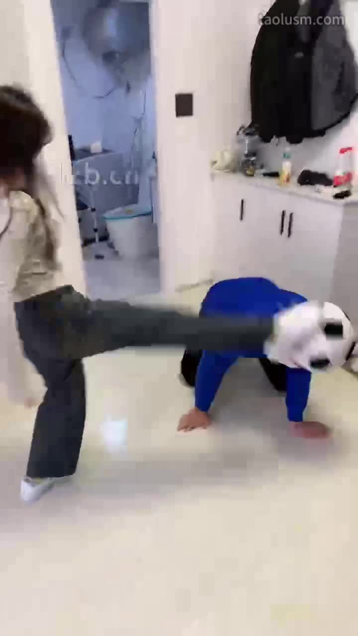 #精神小妹 #女主天地 #直播回放双S素人学生主-超暴力踢踹