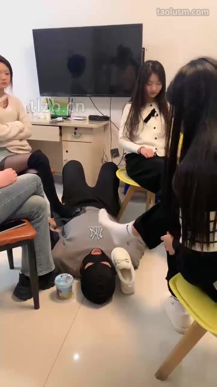 #精神小妹 #女主天地 #直播回放3素人S-运动鞋棉袜裸足踩踏喂食