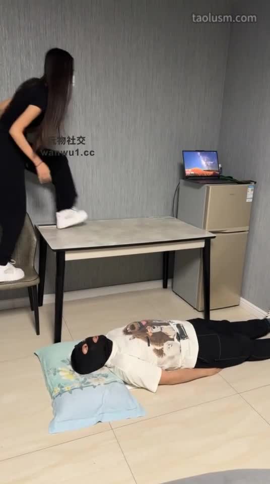 #精神小妹 #女主天地 #直播回放双S-轮流全体重跳踩