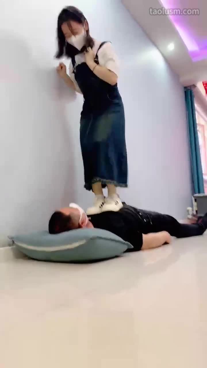 踩头