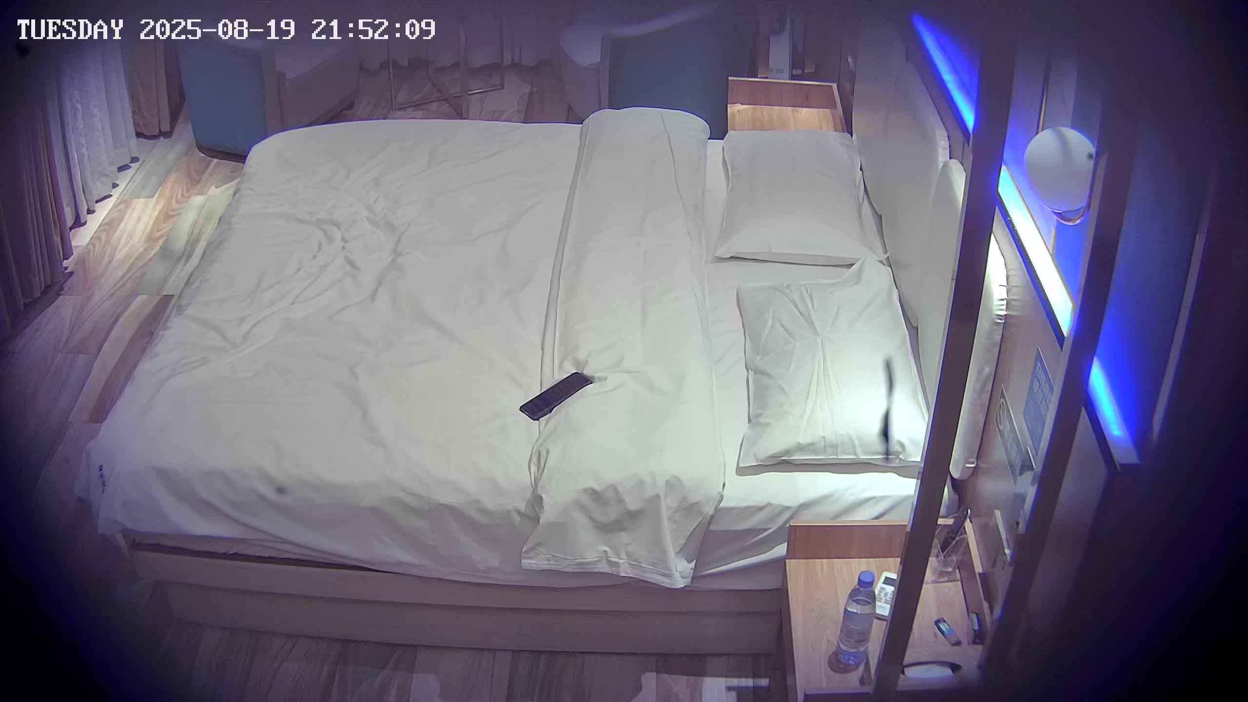 民宿酒店近视角偷拍 度假的年轻男女两天多次做爱男的喜欢舔逼