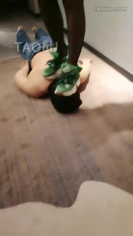 踩食物