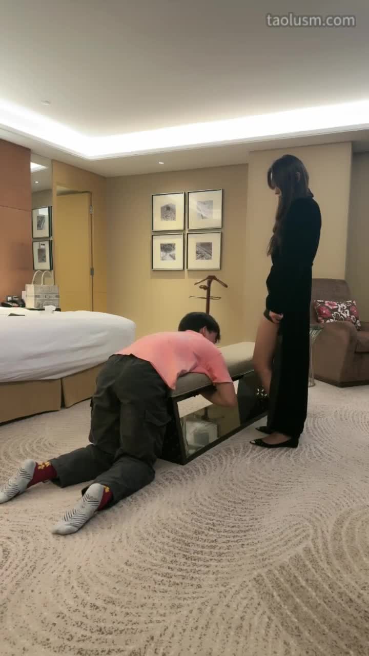 揪耳朵闻鞋袜