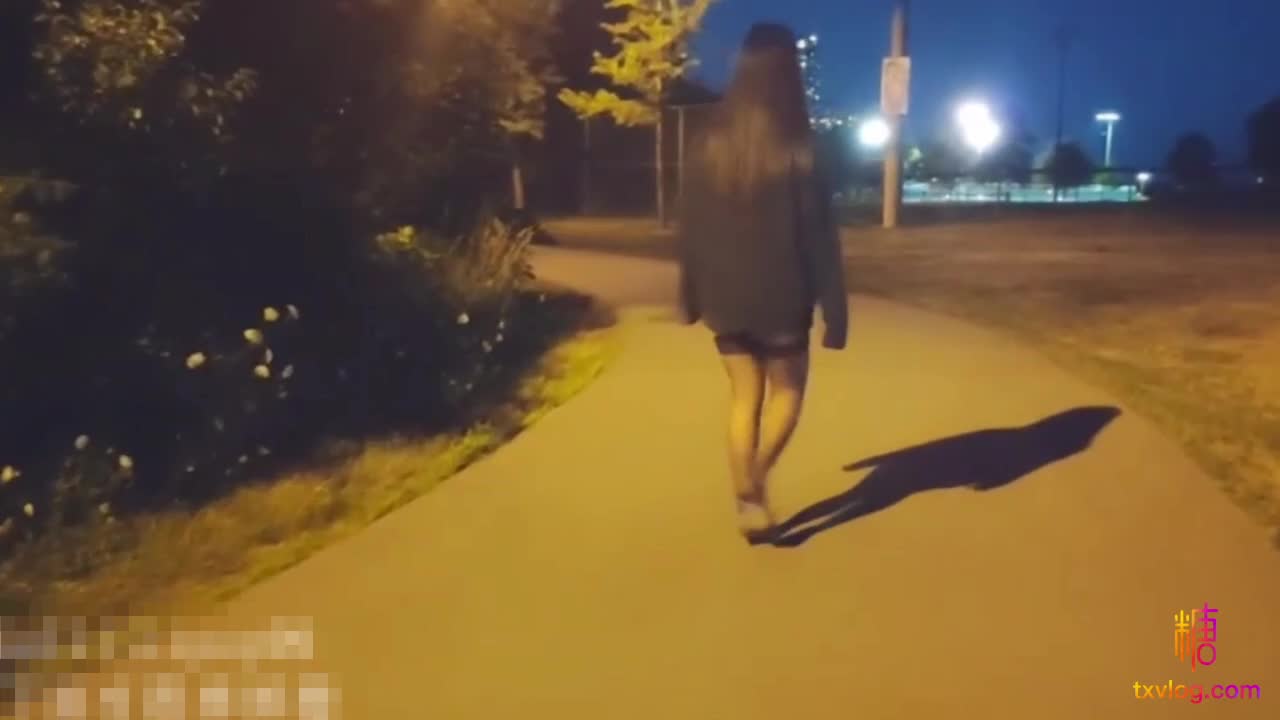 网红反差嫩妹【下面有根棒棒糖】公园搭讪女大学生_骗到家里操到高潮