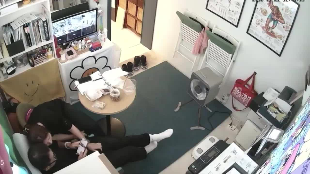 黑客破解监控摄像头偷拍 貌似漫画工作室老板和女员工对着监控视频啪啪老板吃药了吧干了几次