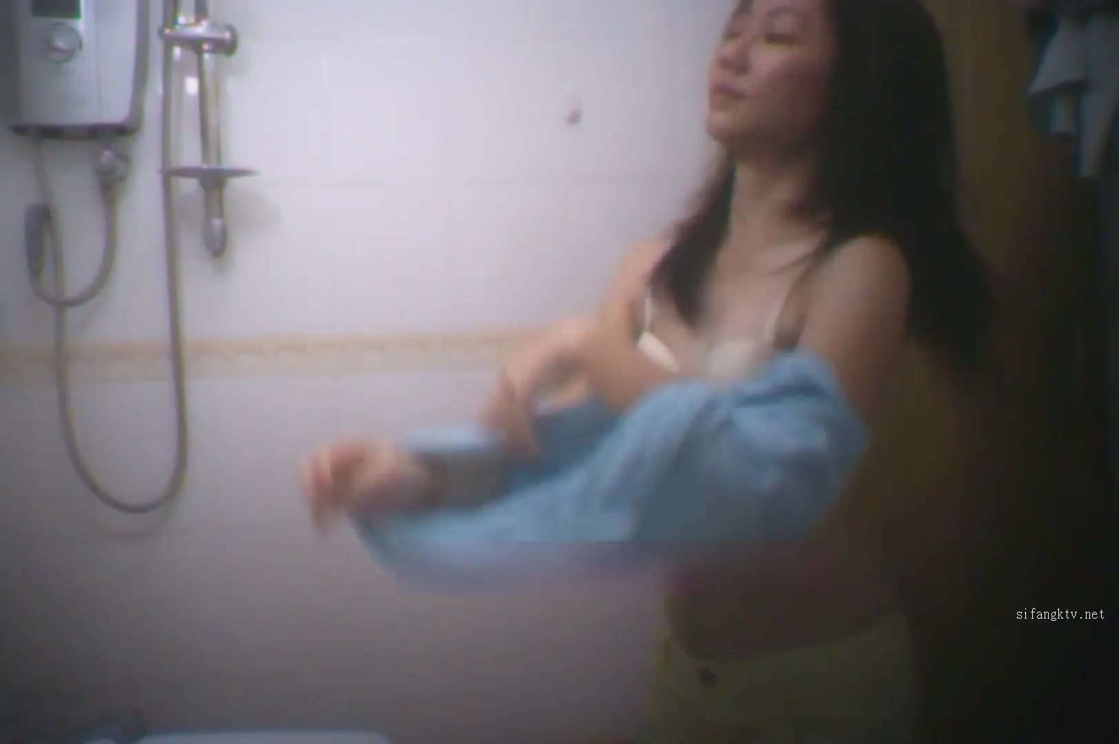 咸湿房东出租屋浴室偷装摄像头偷拍 几个身材苗条合租房的漂亮白领姐姐洗澡