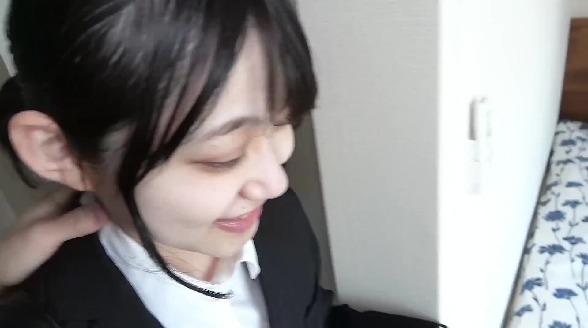#日本 #超高清 #无码 #无水印 清纯美少女，刚出来工作 ol制服丝袜美腿，丝袜拔开个洞就插罕见一线馒头粉逼，好紧