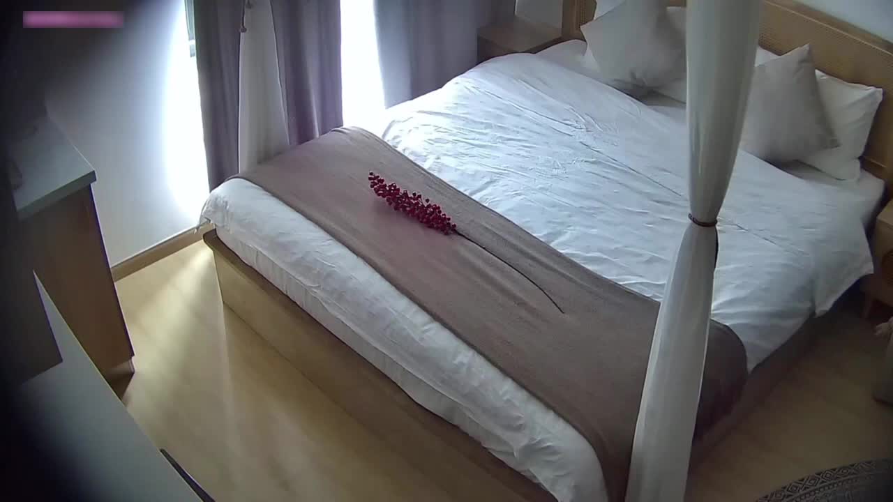 安防酒店偷拍 白袜萝莉裙阴毛旺盛的骚货被男友爽约只能自己看视频自慰不断呻吟