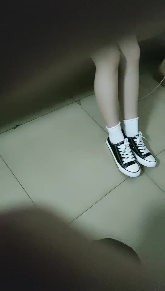 【#搞电子厂新来的小妹妹】08-16年轻妹妹，几百块钱搞定，抠嫩穴，亲美乳，秘密入口