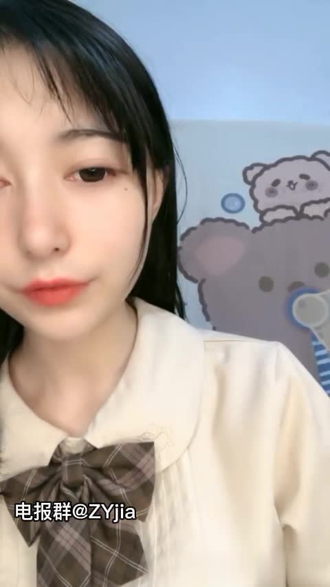 #半糖 #萝莉 #小茉莉 极品高颜值学生主播【小茉莉】，曼妙身材大白奶+白虎私处诱惑让我直接冲爆，已经上岸了，只剩绝版两部作品。2V 3
