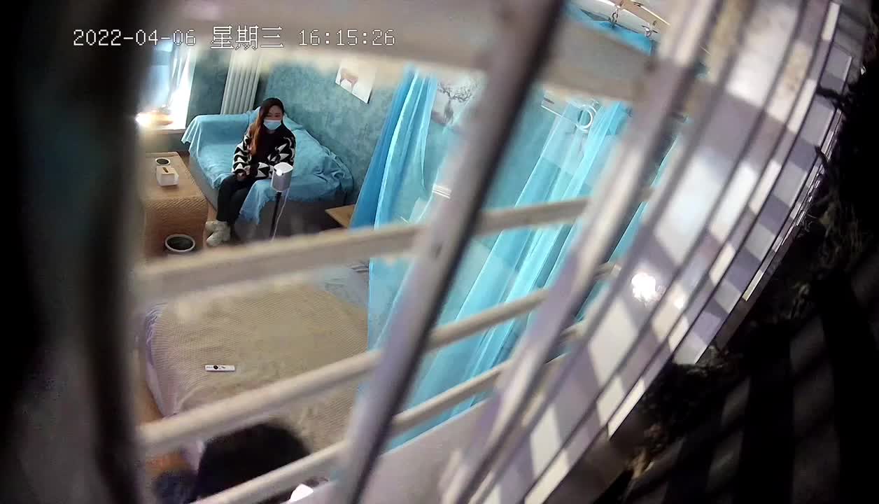 #摄像头 #偷拍 极品反差！隔壁旅馆看似端庄的漂亮 #老板娘 居然趁老公 #出差 和两个男人同时乱搞，让两个男人轮流上，一个男人坚持不住就赶紧拔出鸡吧换另一个接着搞 #淫妻绿帽 #3P #偷拍 #偷情点此查看更多