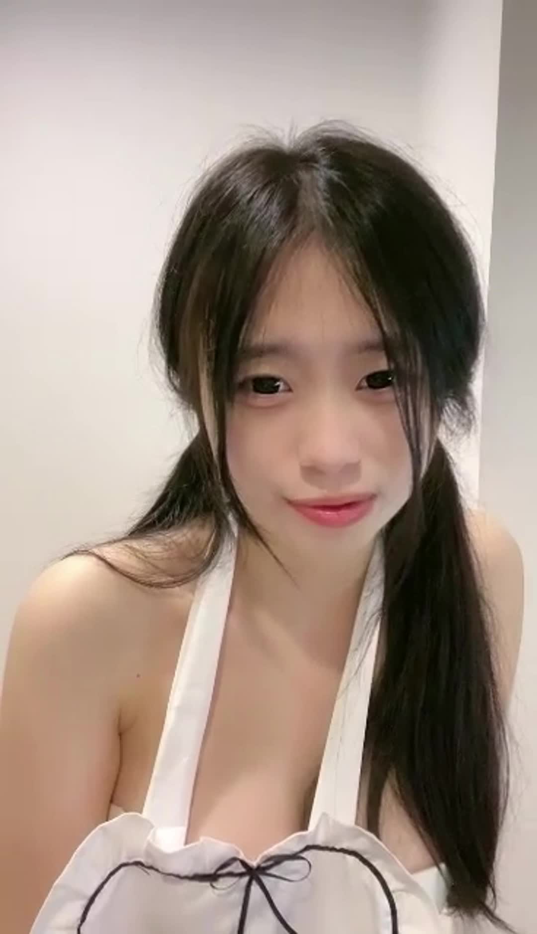 【巨乳可爱妹妹】清纯的外表，丰满大奶，稀疏的阴毛隐藏不住快要溢出白浆的赤裸骚穴每个视频平均2小时#巨乳萝莉  #大奶️全套27V已更至会员群速游VPN跑满千兆只做最快