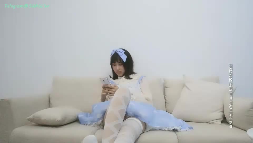 约了个萝莉裙白色丝袜萌妹子啪啪，近距离特写口交镜头前站立后入大力猛操点此查看更多