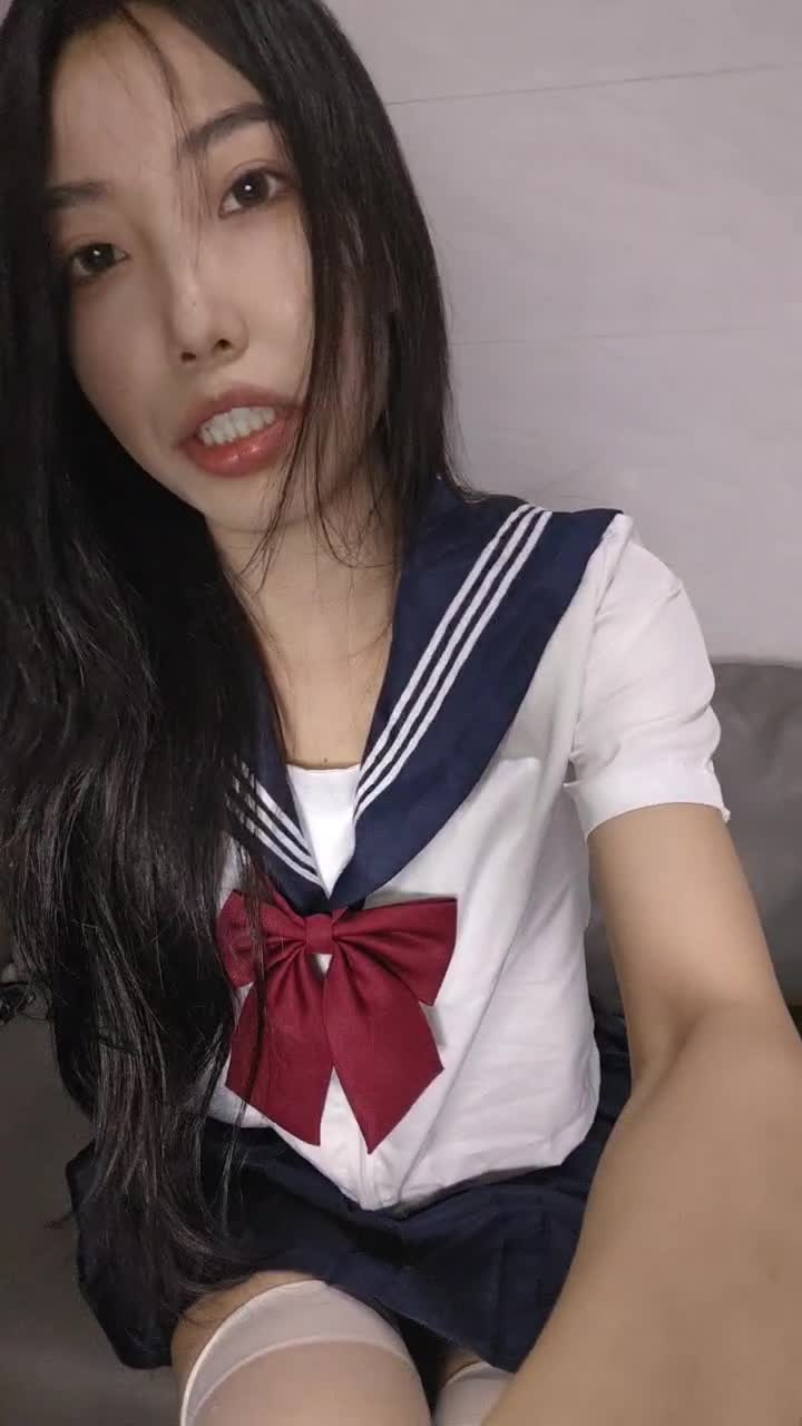学生制服淫荡小骚货，白丝袜美腿，饥渴难耐疯狂自慰，道具猛捅骚逼，高跟鞋地上骑乘位，极度淫骚