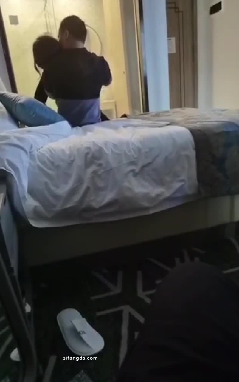 绿帽老公带着美女老婆酒店找单男 就喜欢看别的男人操老婆的小嫩B