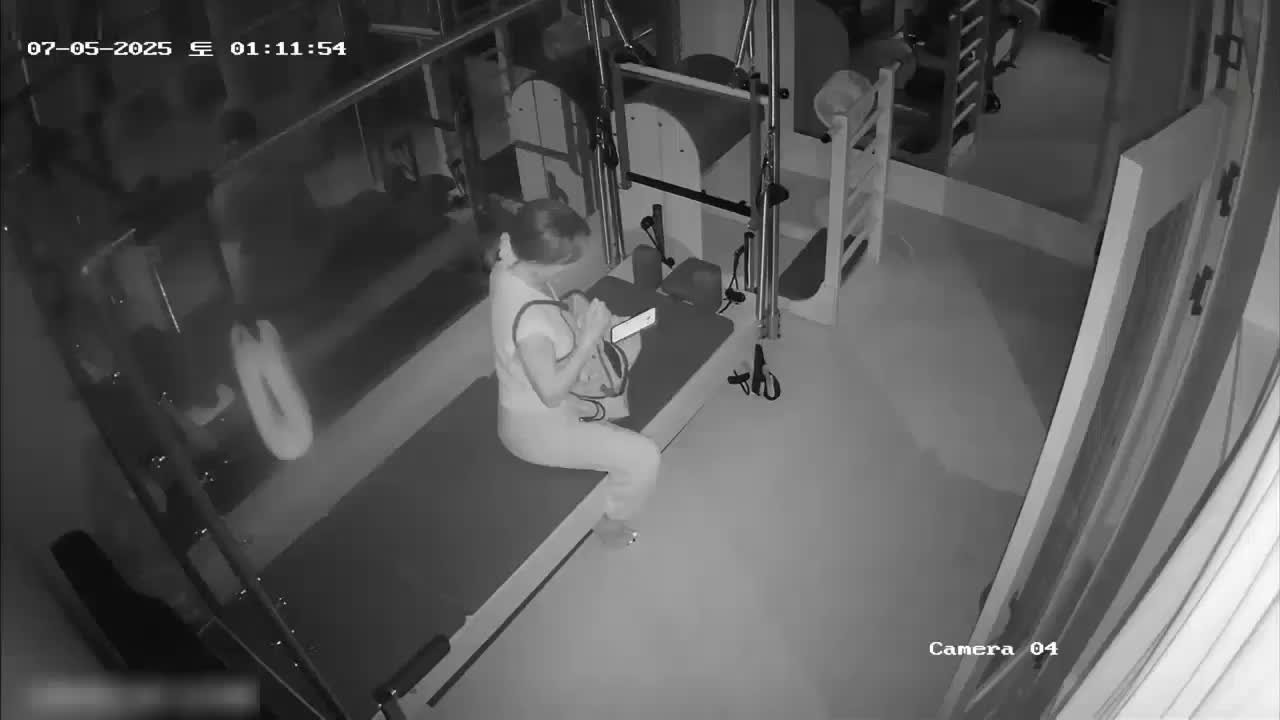 黑客破解摄像头监控偷拍 健身馆瑜伽健身教练和眼镜男幽会在练功床上做爱