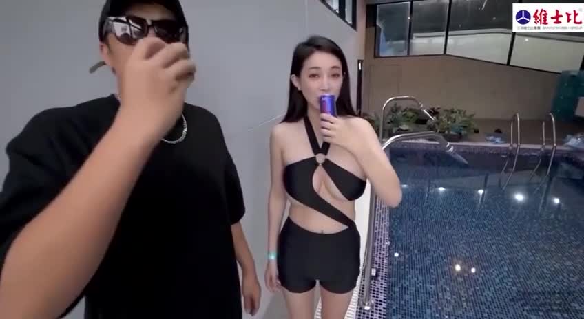 操她妈的。这骚逼够骚的。真他妈想把那易拉罐塞她屄里。
