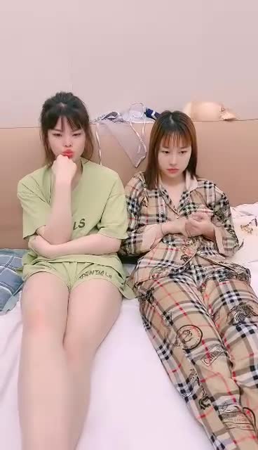 【#高三姐妹花】清纯小妹妹 好多萝莉小女孩~道具自慰~互舔~叠罗汉~场面反差淫荡壮观点此查看更多