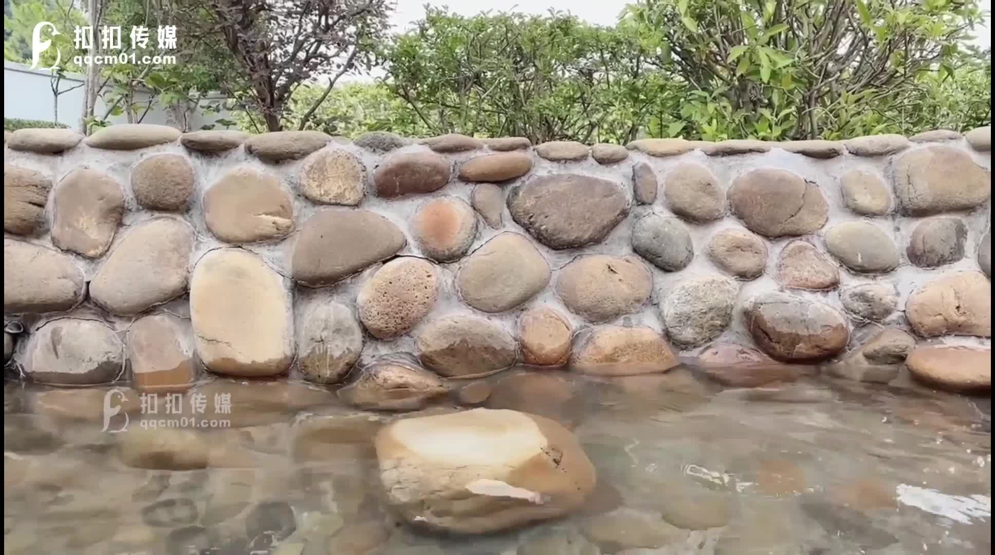 #扣扣传媒 QQOG015 与萝莉共享温泉性爱之旅点此查看更多