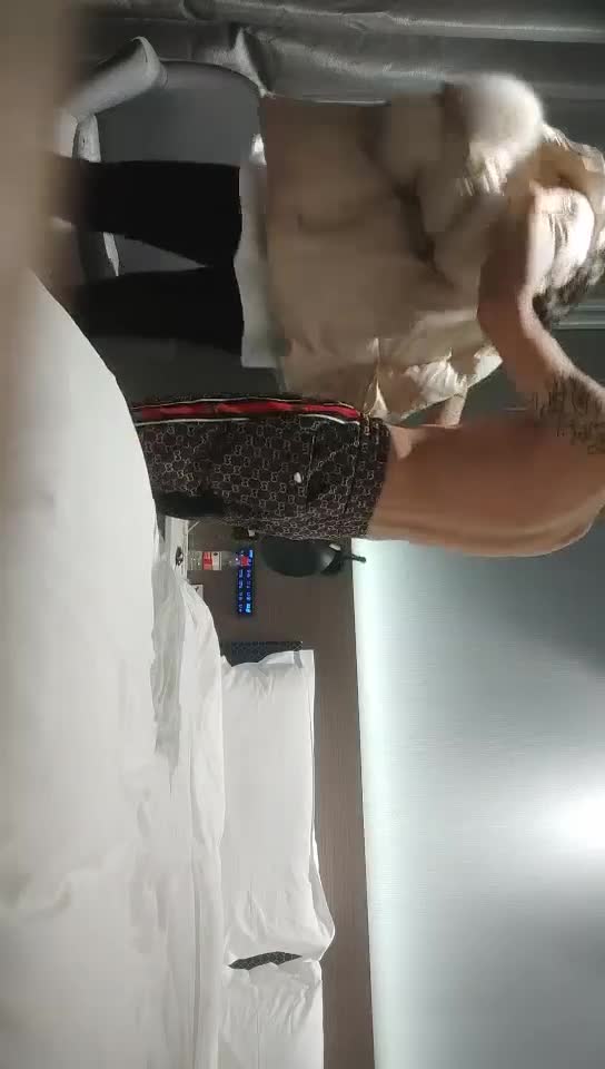 【用利抽插】重金约外围女神，黑框眼镜知性范，各种抠穴还要闻一闻，反差婊浪劲十足，大屌暴插爽翻天#利哥探花