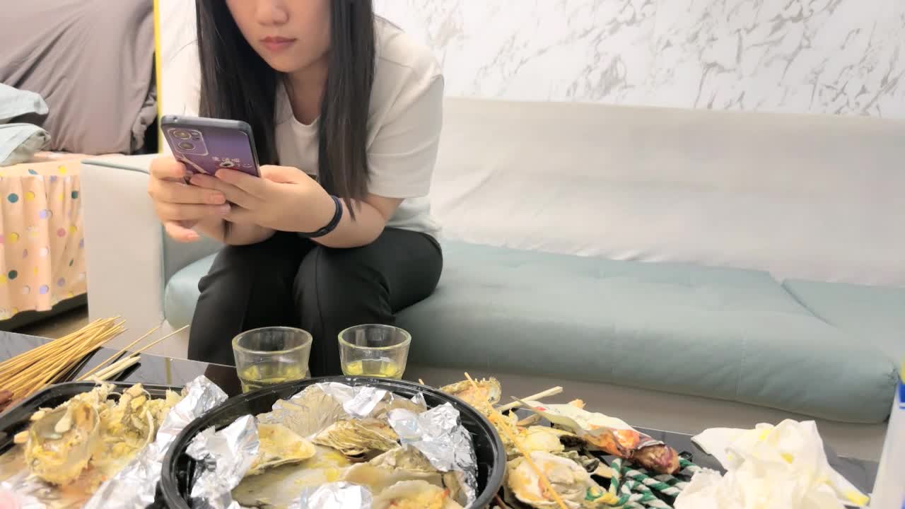 【瘦猴先生探花】专约良家骚货，吃饱喝足操逼，扒掉内裤舔骚逼，各种姿势轮番输出