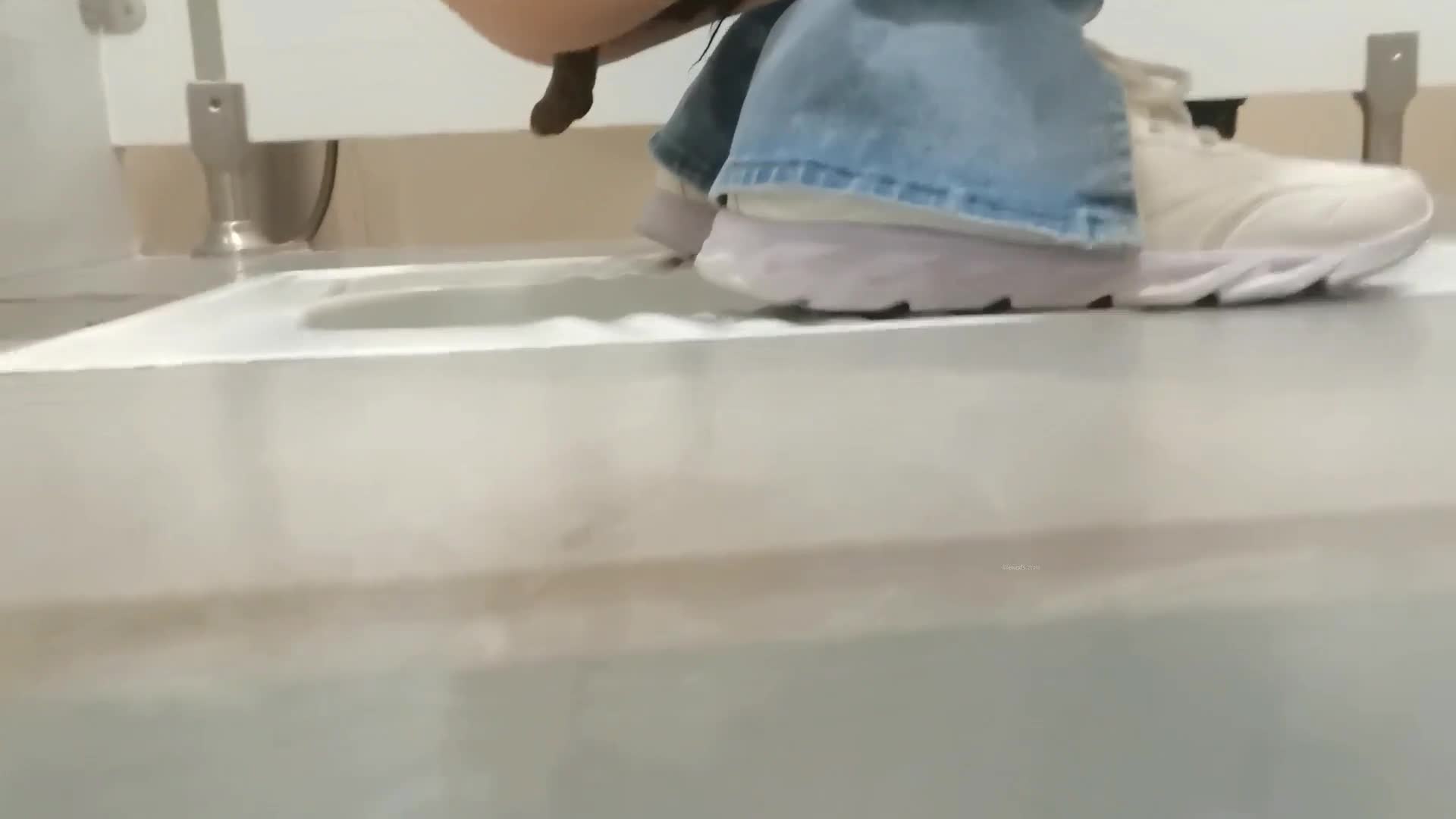 屌丝利用空余休息时间 潜入公司女厕偷拍女同事尿尿 清一色年轻嫩妹有个牛仔裤痔疮屁王