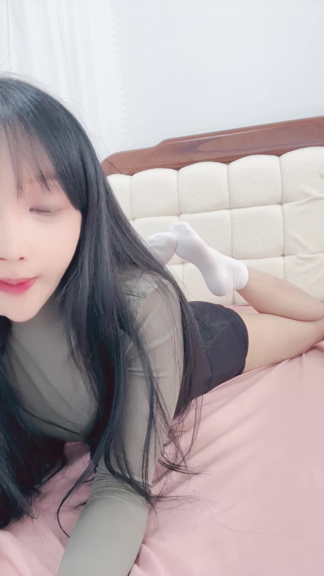 #01玩偶 #直播 #女大学生顶级校花，道具炮机自慰，全能高速抽插，刺激
