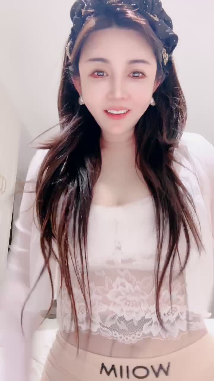 #酱紫姐姐 #直播主播【酱紫姐姐】巨乳肥臀御姐性低胸装粉嫩白虎小穴道具喷水
