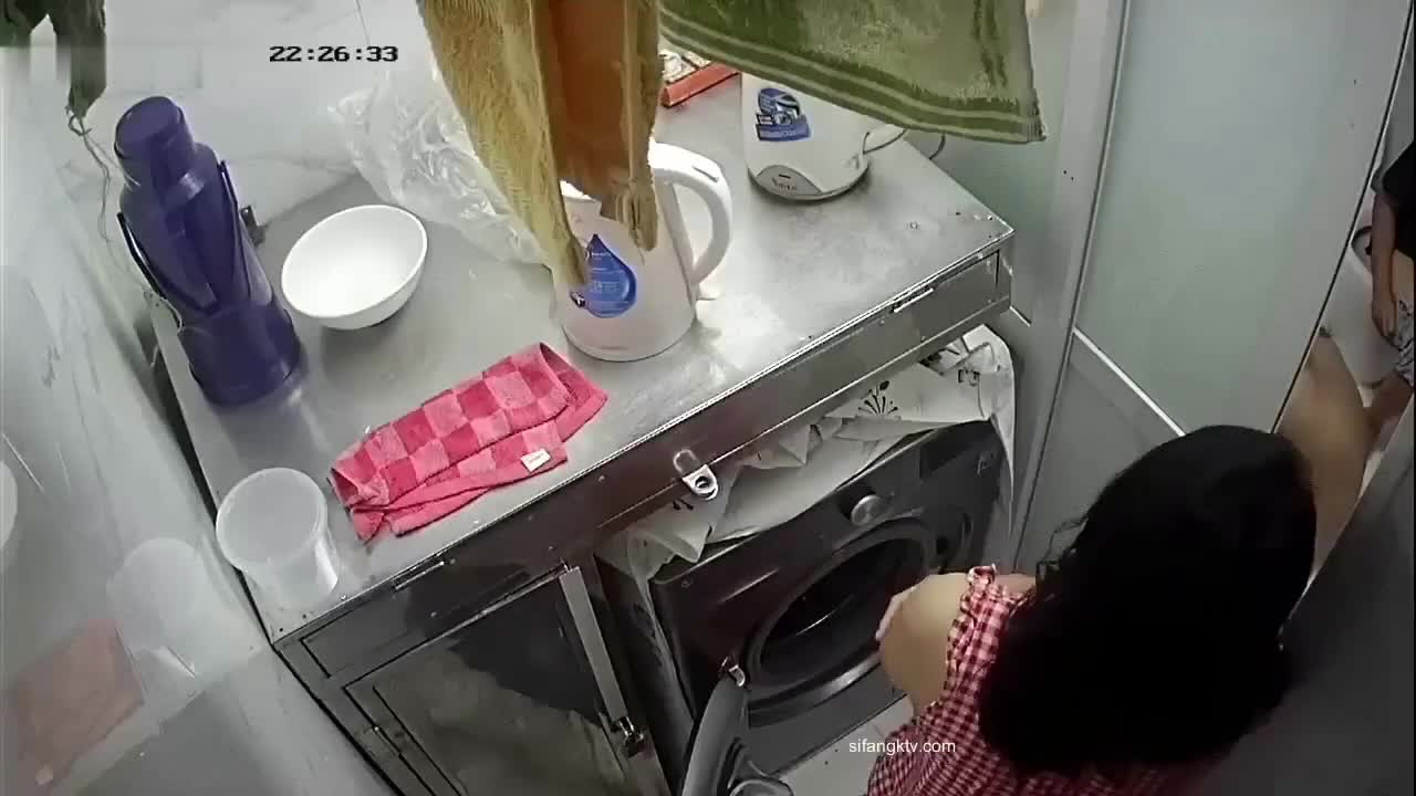 房东儿子浴室门口偷装 监控摄像头偷拍几个合租房的打工妹洗澡忘关门走光