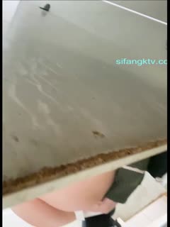 自拍,偷拍,泄密国内厕拍大神潜入县城卫生院隔板女厕❤️手机偷拍医护和看病的患者尿尿差点把自己也拍进去了