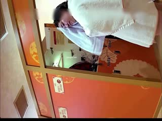自拍,偷拍,泄密《贵在真实✅极限偸拍》女人坑女人！温泉洗浴酒店女宾换衣室内部真实曝光☀️各种白花花的靓丽胴体亮瞎眼球视觉盛宴