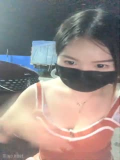 国产自拍深夜路邊躺車前機蓋上啪啪,旁邊大車司機偸看,妹子擔心不走,爽起來啥都不問了