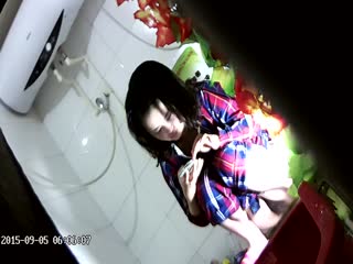 自拍,偷拍,泄密【精品偷拍】女生宿舍卫生间全景偷拍，几个颜值都不错第三番