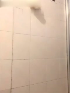 国产自拍高颜值妹子卫生间道具自慰全裸马桶上道具JJ抽插洗澡炮友