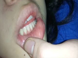 国产自拍【真实MJ】把高中小嫩妹搞晕，躺在床上鼾声如雷，玩弄青春胴体和粉嫩鲍鱼，尿道口阴道口看得清清楚楚，超清1080P，附现场图10P
