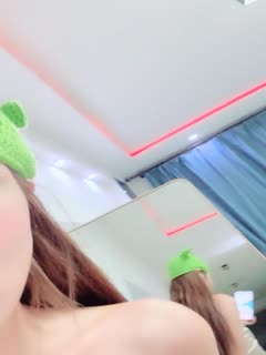 国产直播颜值区绿波女神初次下海，好不容易捕捉到了，肤白貌美大长腿，打扮一下激情大秀，揉奶玩逼特写互动撩骚刺激
