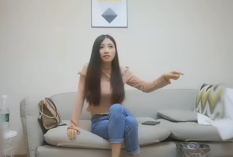 国产自拍约了个牛仔裤妹子，近距离特写掰穴椅子上跪着猛操