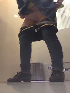 自拍,偷拍,泄密ZT全景厕拍系列15 高颜值的黑丝长腿御姐还是个无毛嫩嫩