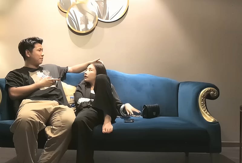 国产自拍和性感大长 腿黑衣妹子 啪啪 ， 舌吻 摸逼调情有一手!