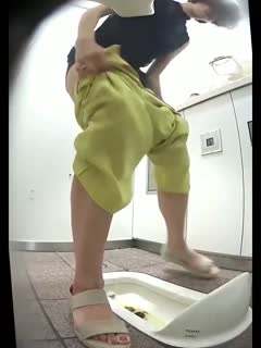 自拍,偷拍,泄密外站新流出商场蹲厕多角度偷拍美眉嘘嘘后拍性感臀部