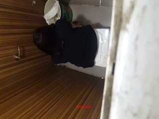 自拍,偷拍,泄密二月流出厕拍牛人手动背后俯视偷拍商场座厕2来尿尿的美女条纹衫美眉抓着门把撅着屁股尿