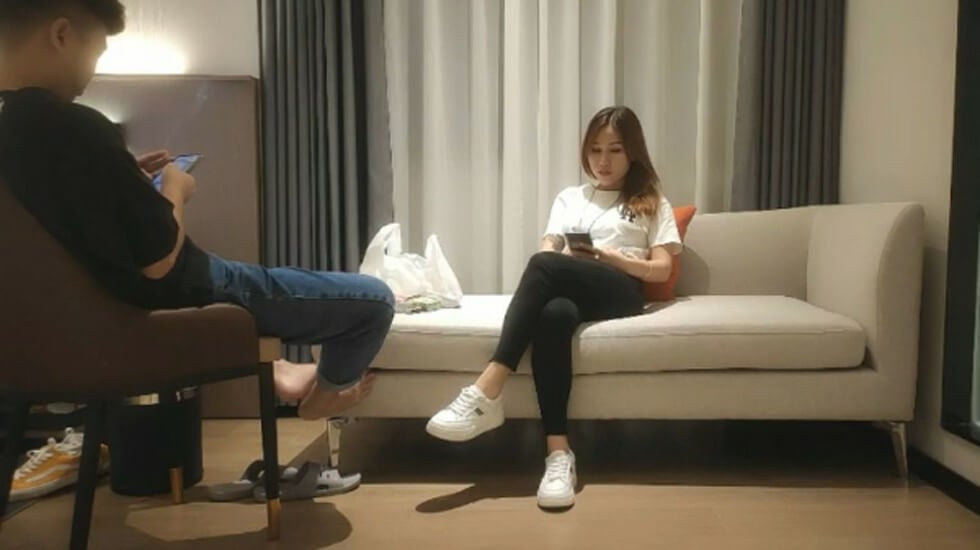 国产自拍安排个泰国妹子颜值服务不错,乳推舔菊来一套,翘起屁股口交,后入侧入姿势换着操!